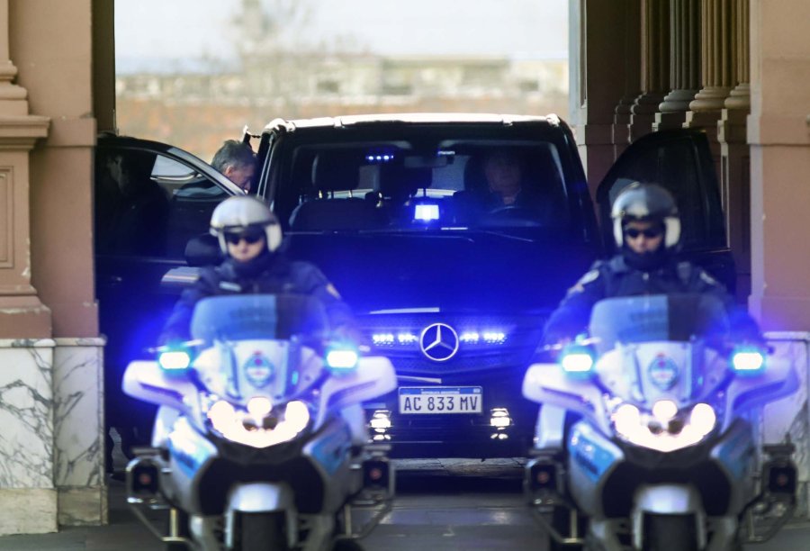 FOTO NA FIN DE LA JORNADA LABORAL. El presidente sube al auto a la salida de Casa Rosada, ayer por la tarde.