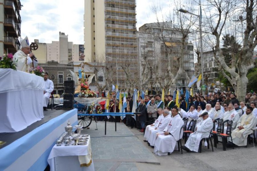 FOTO AICA// CELEBRACION./ Un instante del oficio religioso presidido por el obispo Rub&eacute;n Frassia.