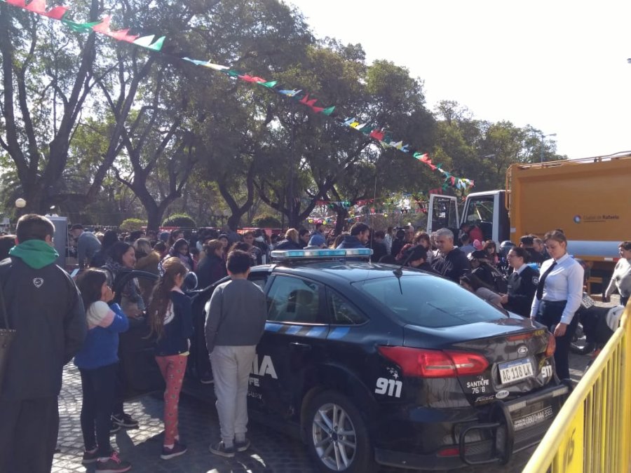 FOTO PRENSA URV EN LA PLAZA. Los chicos pudieron conocer el funcionamiento de los m&oacute;viles policiales.