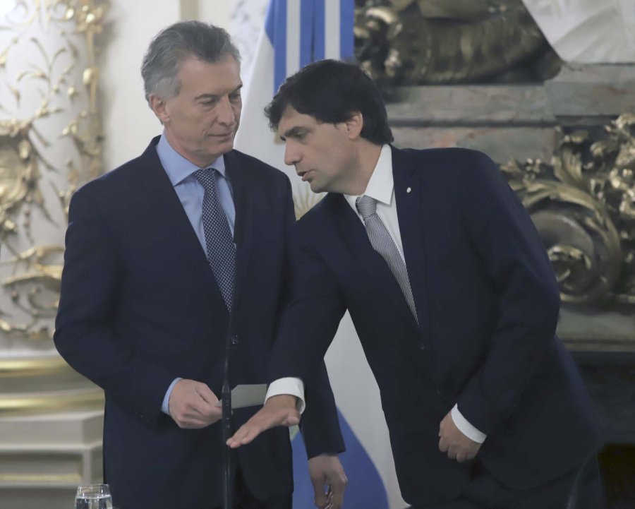 FOTO NA ASUNCION. Macri le toma juramento a Lacunza. CONFERENCIA. Lacunza al dar su primera rueda de prensa como ministro.