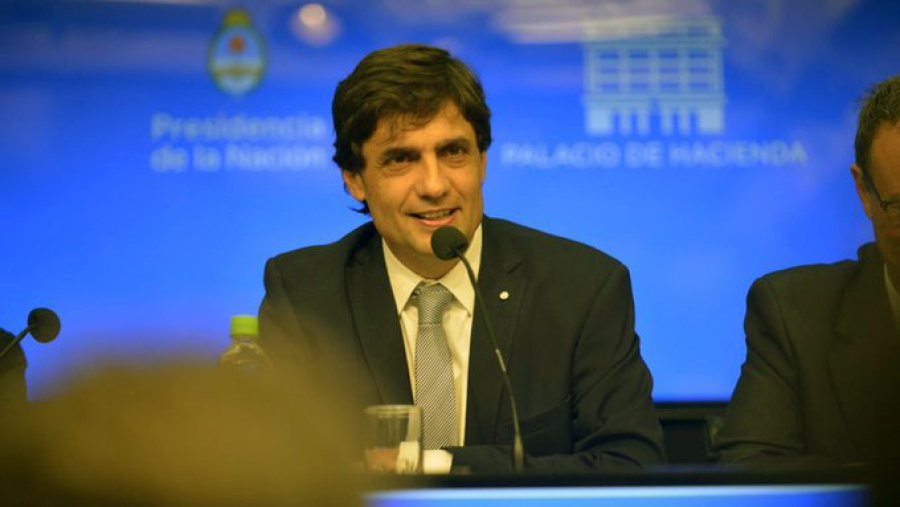 FOTO NA ASUNCION. Macri le toma juramento a Lacunza. CONFERENCIA. Lacunza al dar su primera rueda de prensa como ministro.