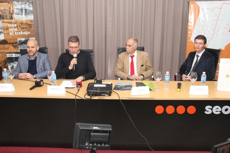 FOTO J. BARRERA// INFORME.// Fue ofrecido por Marcos Sosa, Dar&iacute;o Cocco, Miguel Mu&ntilde;oz yt Cristian Porrato. MIGUEL MU&Ntilde;OZ. El onc&oacute;logo durante su exposici&oacute;n.