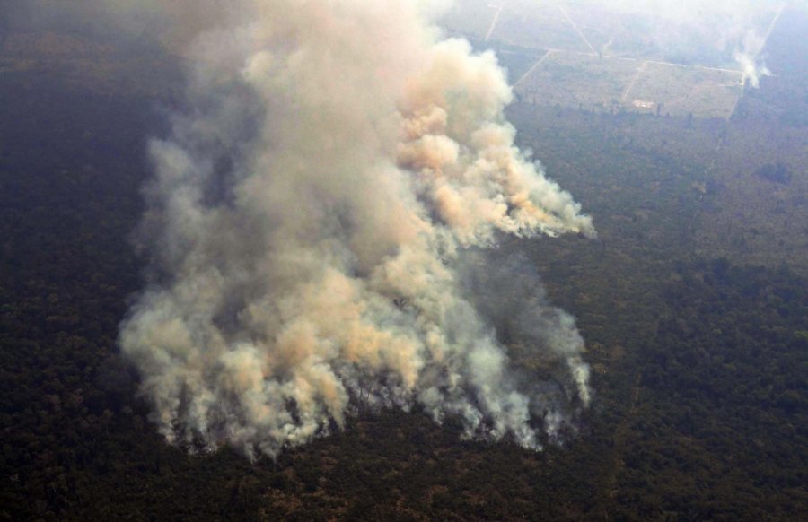 FOTO NA DESASTRE AMBIENTAL. El fuego consume grandes extensiones del Amazonas.