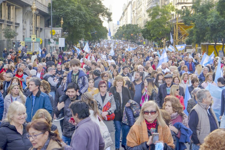 FOTO NA EN EL BALCON. Macri junto a Juliana Awada en Casa Rosada.  MULTITUD. La convocatoria fue masiva en la Ciudad de Buenos Aires.