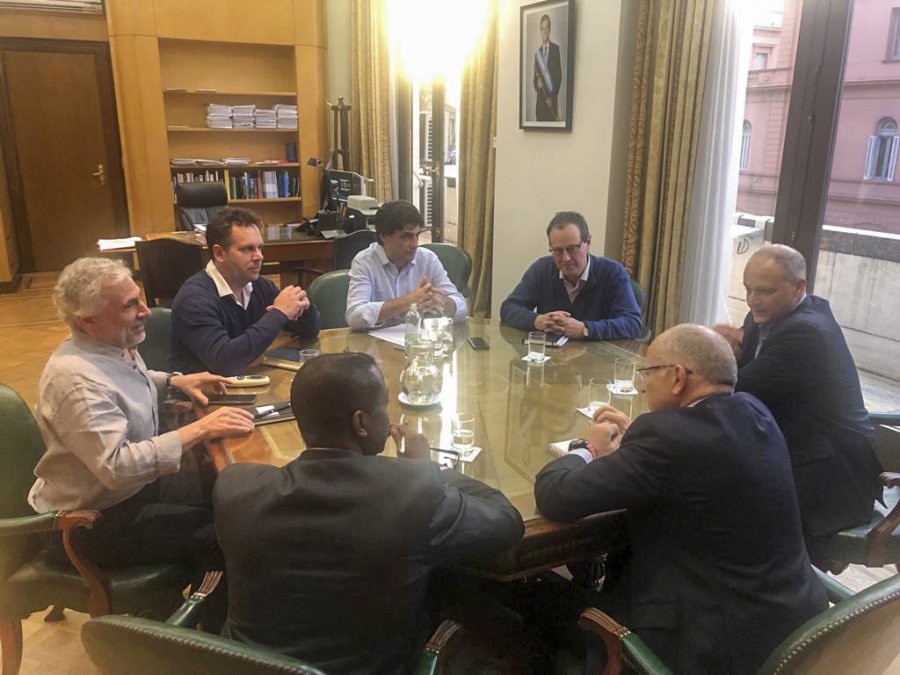 FOTO NA CUMBRE ECONOMICA. Lacunza y Sandleris con Werner y Cardarelli entre otros.