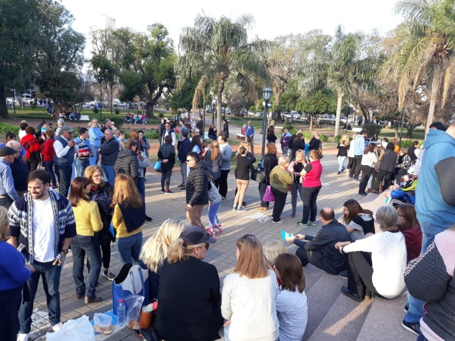 FOTO PRENSA JUNTOS POR EL CAMBIO PLAZA. Los rafaelinos cantaron el himno frente al Monumento a San Mart&iacute;n.