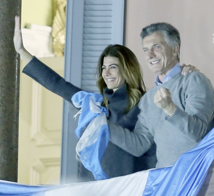 FOTO NA EN EL BALCON. Macri junto a Juliana Awada en Casa Rosada.  MULTITUD. La convocatoria fue masiva en la Ciudad de Buenos Aires.