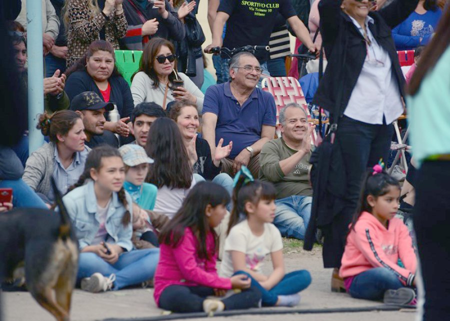 FOTO PRENSA MUNICIPAL FIESTA BARRIAL. En la plaza Sargento Cabral hubo música, baile, juegos y artesanos.