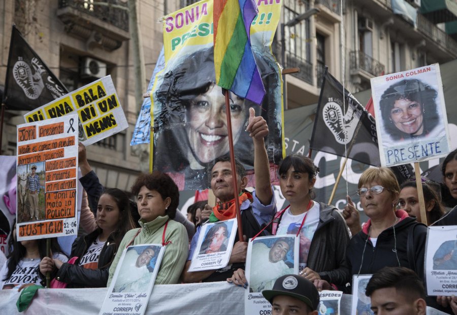 FOTO NA PEDIDOS. Marcharon y realizaron un acto en Plaza de Mayo contra el "gatillo f&aacute;cil".