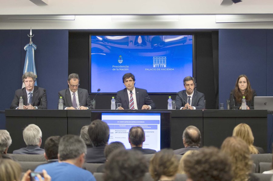 FOTO NA MINISTRO. Lacunza procur&oacute; dar una imagen de tranquilidad en un momento cr&iacute;tico al hacer los anuncios.