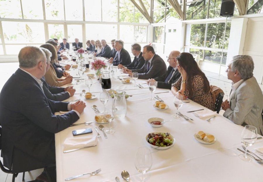 FOTO NA EN OLIVOS. Macri con senadores oficialistas.