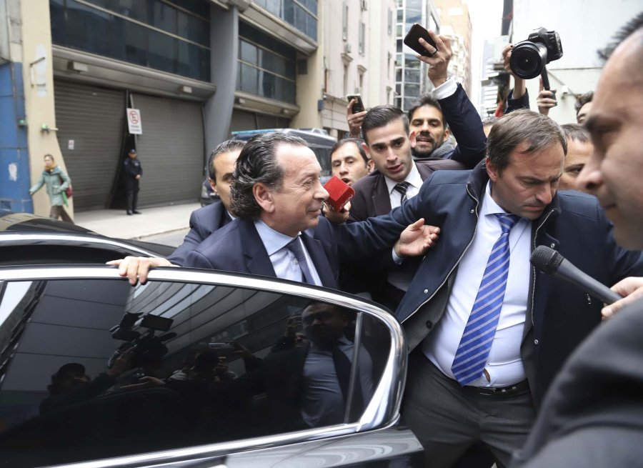 FOTO NA SICA. Al llegar a la reuni&oacute;n del Consejo de Salario M&iacute;nimo.