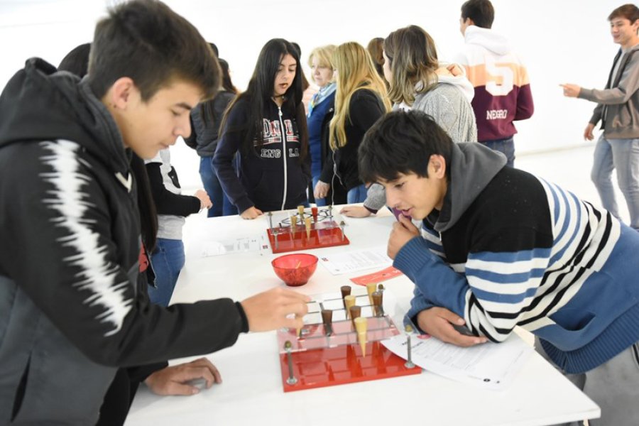 FOTO PRENSA MUNICIPAL EXPERIENCIAS. Los alumnos se animaron a jugar con la ciencia en el Viejo Mercado.