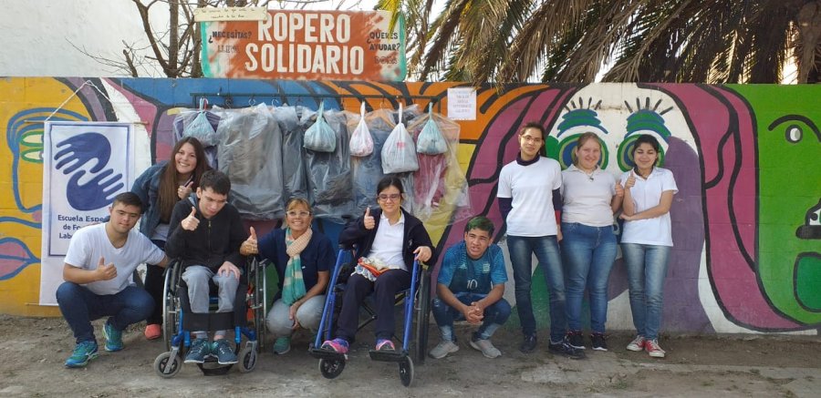 FOTO PRENSA ESCUELA// TALLER DE SERVICIOS./ Alumnos y docentes que participaron de la experiencia. TAREA./ Se agotaron recursos para reacondicionar el ropero solidario.