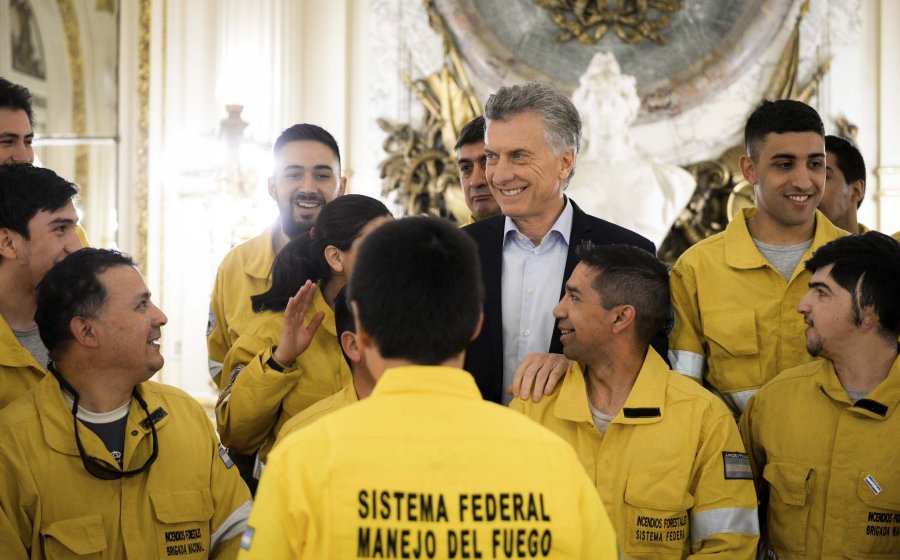 FOTO NA MACRI. Al dialogar con bomberos.