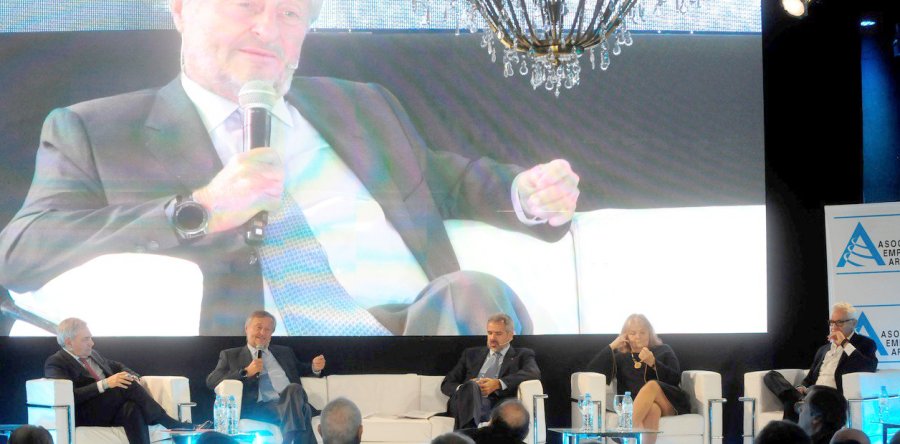 FOTO NA CUMBRE EMPRESARIA. Se desarroll&oacute; en un hotel porte&ntilde;o.