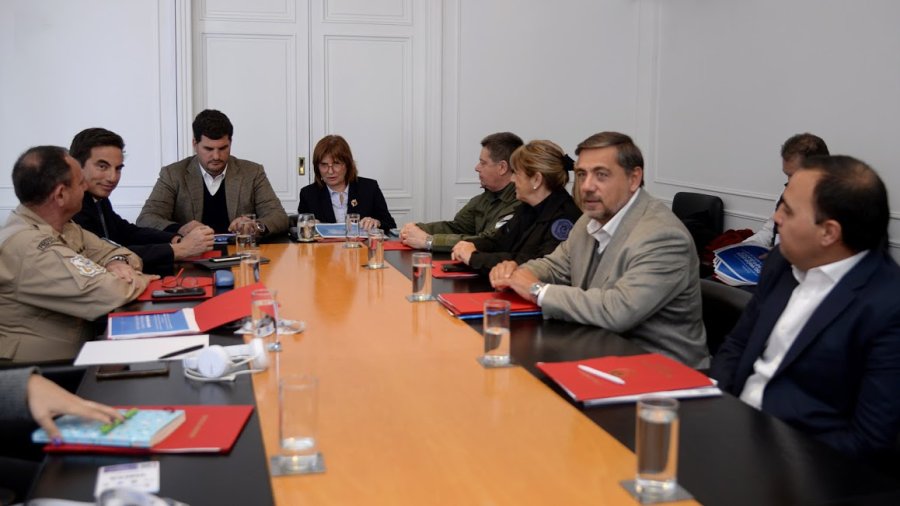 FOTO MIN. SEG. DE LA NACION RESULTADOS. La ministra Patricia Bullrich junto a Eugenio Burzaco y el resto de los responsables del programa.