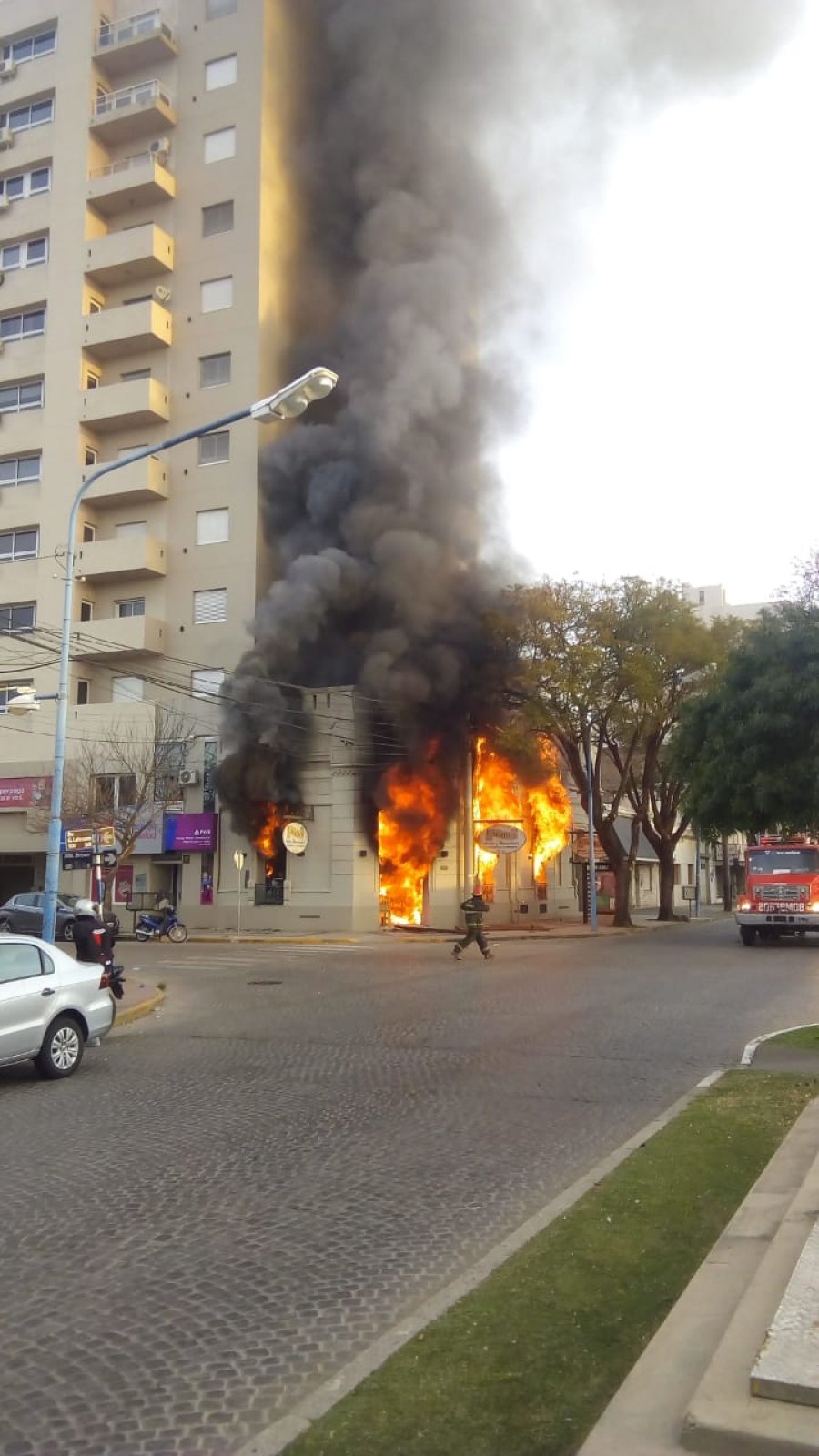 FOTO P. GIORGETTI PRIMER MOMENTO. El local de Bv. Lehmann y Brown ardi&oacute; r&aacute;pidamente con sus productos de madera altamente inflamables.