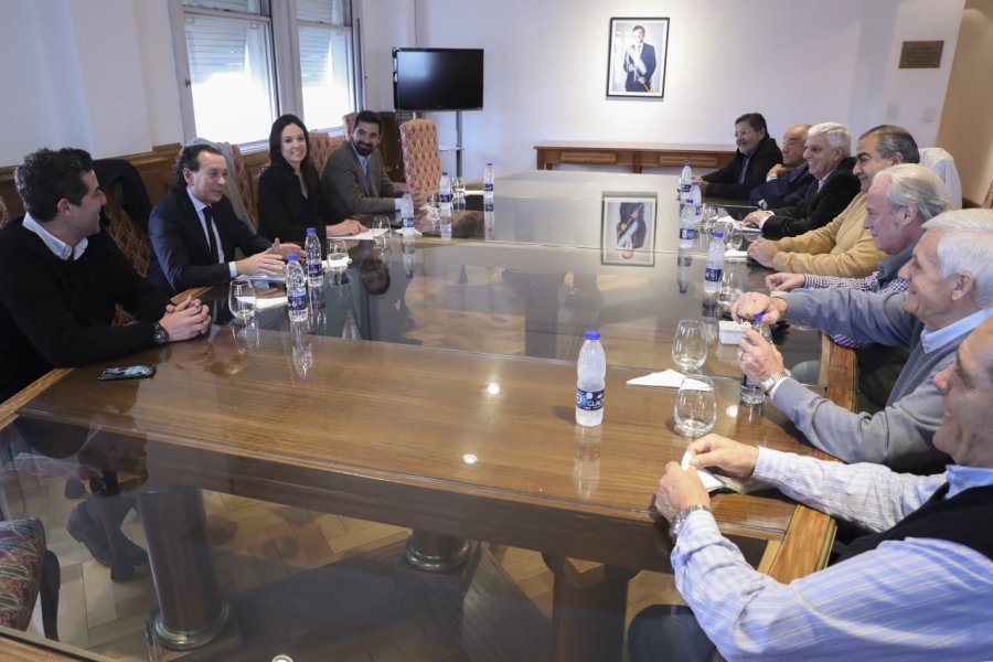 FOTO NA DIALOGO ABIERTO. Stanley y Sica con los representantes de la CGT.
