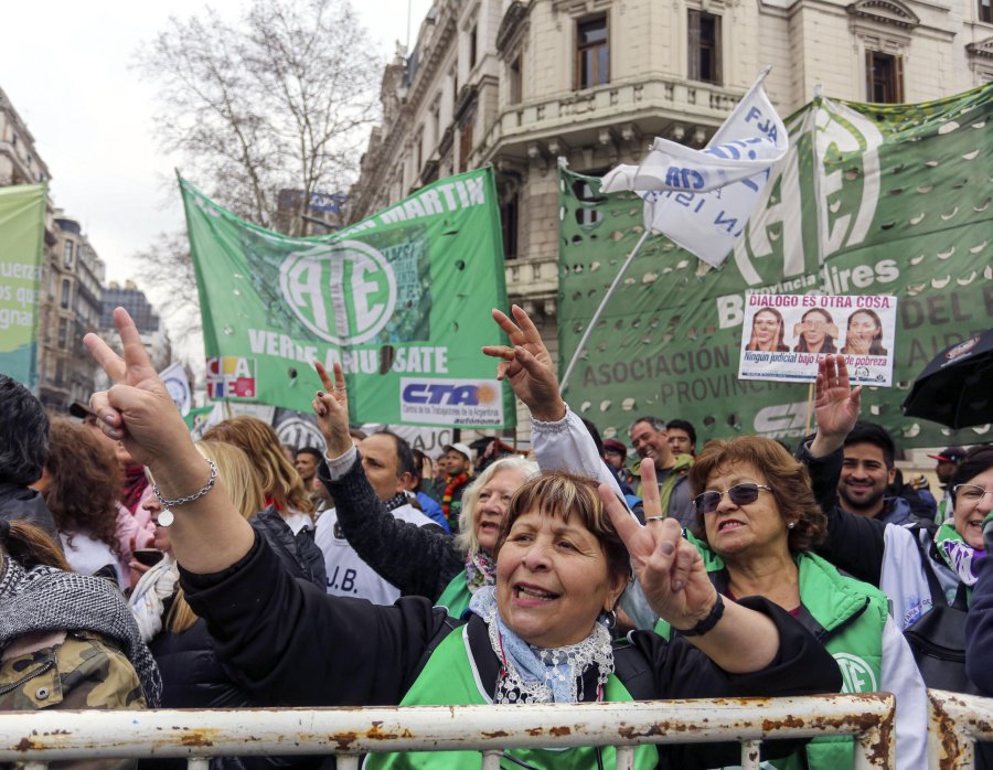 FOTO NA RECLAMO. Los afiliados de ATE y la CTA marcharon ayer hacia Plaza de Mayo.