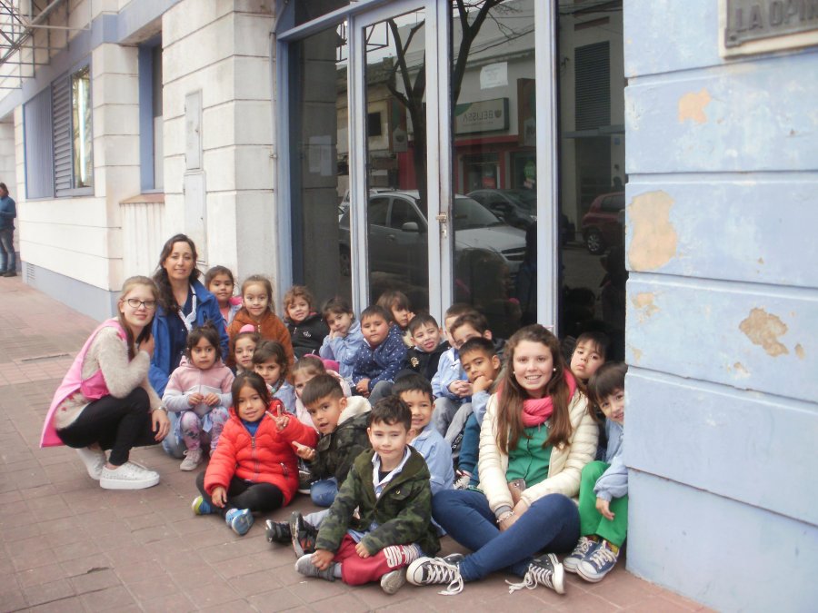 FOTO LA OPINION// EL GRUPO./ Los ni&ntilde;os y sus docentes frente a nuestra casa.
