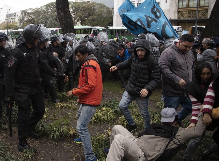 FOTO NA DISTURBIOS. Manifestantes se enfrentaron con la polic&iacute;a.