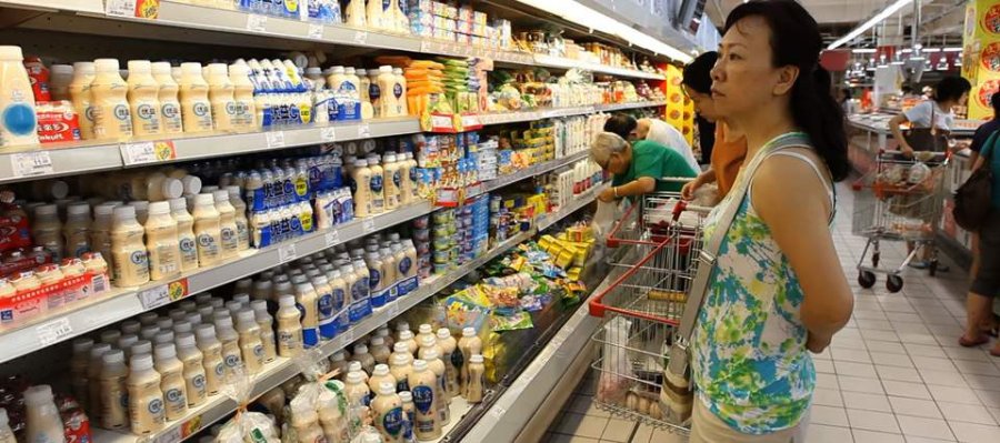 FOTO INTERNET PRODUCTOS LACTEOS. Exhibidos en un supermercado chino.