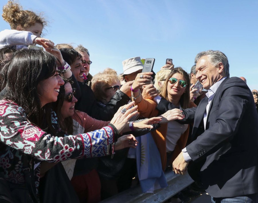 FOTO NA CAMPA&Ntilde;A. Macri con trabajadores en Pergamino.
