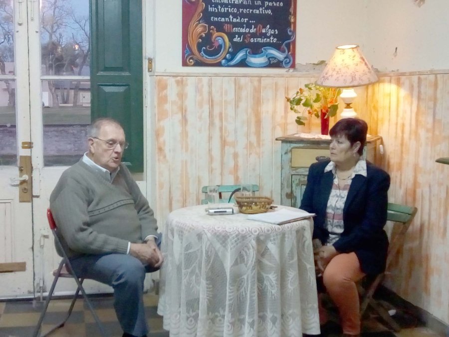 FOTO VECINAL SARMIENTO CHARLA DE HISTORIA. Kuki Pierone y la presidenta de la comisi&oacute;n F&aacute;tima Banegas.