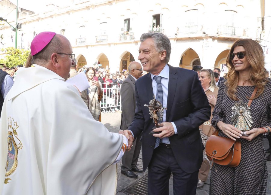FOTO NA EN SALTA. El arzobispo Cargnello con el Presidente y la Primera Dama.