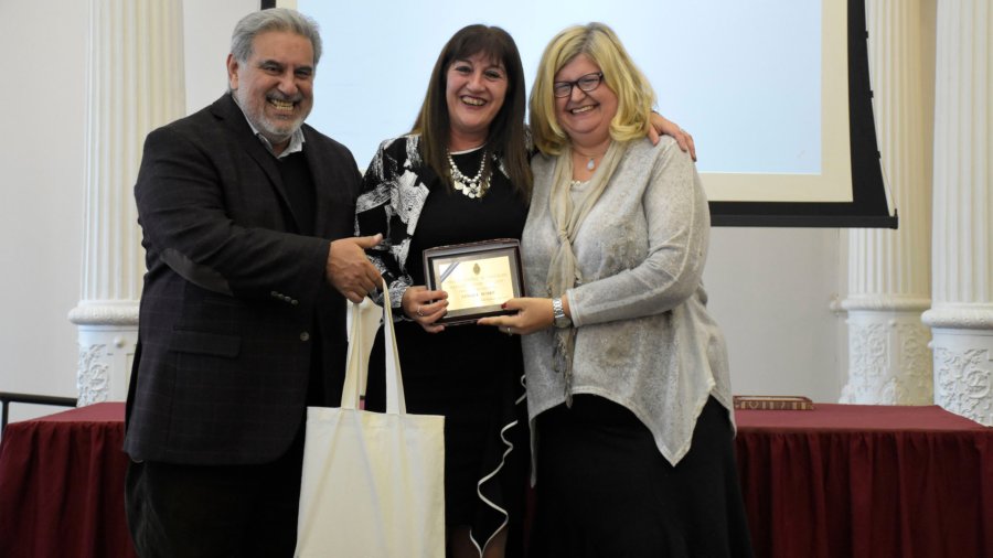 FOTO SCS// DISTINCION./ El momento de la entrega del reconocimiento.