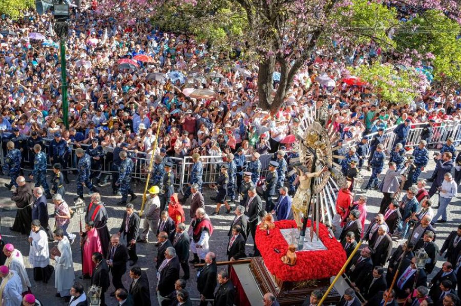 FOTO AICA// MULTITUD./ Por miles los fieles participaron en la manifestaci&oacute;n de fe.