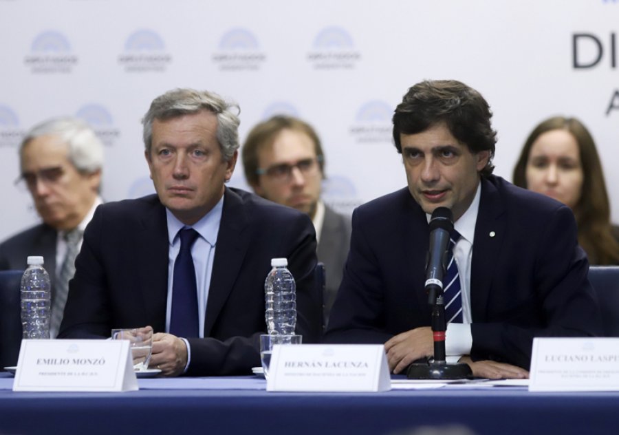 FOTO NA MINISTRO. Lacunza junto a Monz&oacute;, en Diputados.