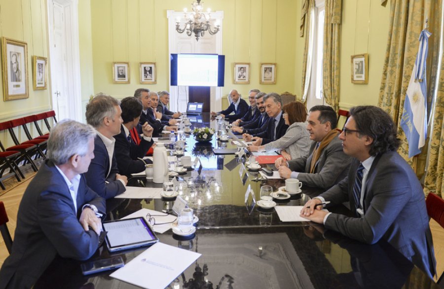 FOTO NA GABINETE. En la reuni&oacute;n del lunes, la situaci&oacute;n del mercado petrolero fue el tema principal.