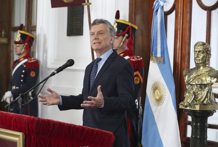 FOTO NA CON GRANADEROS. Macri durante su mensaje.