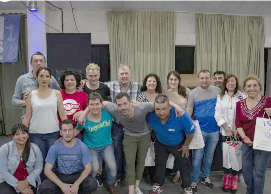 FOTO PRENSA SOEM// ELENCO./ El grupo que dio vida a la realizaci&oacute;n junto a Adri&aacute;n Bertolin, titular del gremio local. ESCENA./Uno de los atractivos cuadros que se ofrecieron a lo largo de toda la representaci&oacute;n.