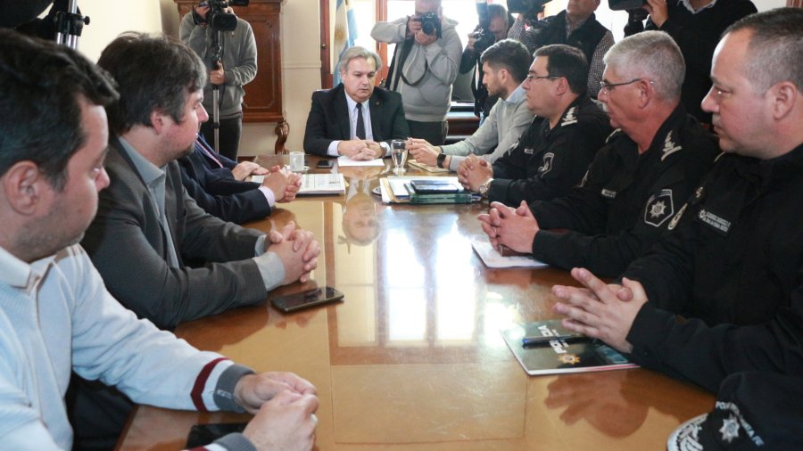 FOTO MIN. DE SEG. SANTA FE ENCUENTRO. Pullaro comunic&oacute; la decisi&oacute;n de intervenir la Unidad Regional I.