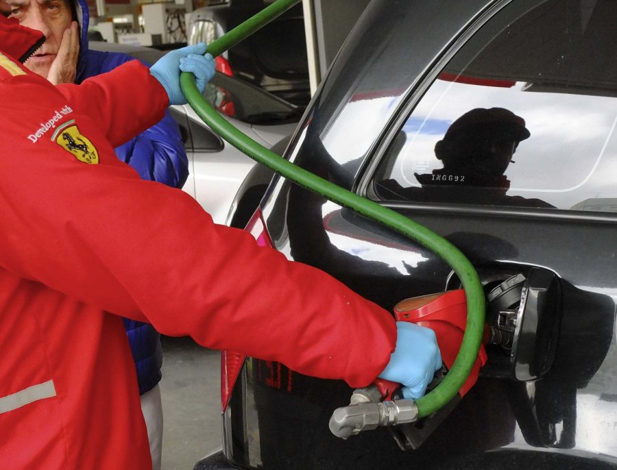 FOTO NA SURTIDOR. Desde hoy, el combustible es 4% m&aacute;s caro.