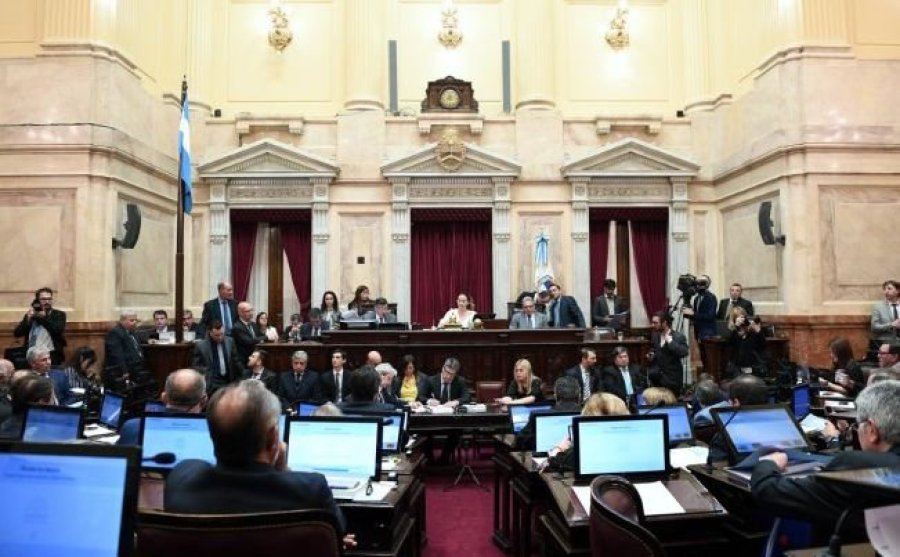 FOTO NA BREVE SESION. Todos los senadores levantaron la mano para aprobar la ley.