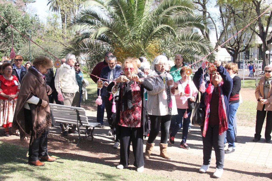 FOTO J. BARRERA// HIMNO NACIONAL./ La canción patria entonada con fervor inició la celebración. EN EL JACARANDA./ Evocación ante la especie plantada por jubilados.