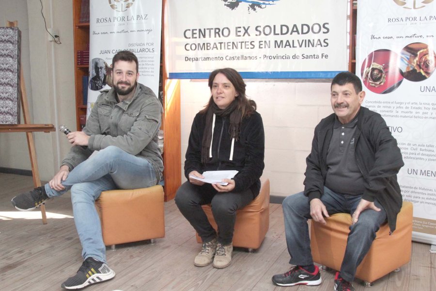 FOTO J. BARRERA// PRESENTACION./ Tuvo lugar ayer por la mañana en la sede del Centro de Excombatientes de Malvinas. ROSA POR LA PAZ./ La creación del prestigioso orfebre nacional.