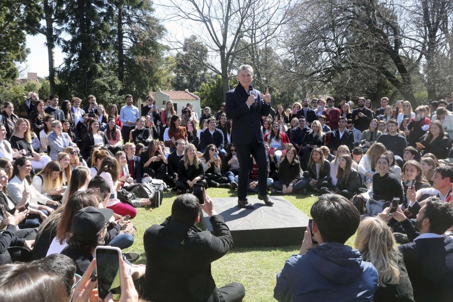 FOTO NA ENCUENTRO. El Presidente recibi&oacute; a un grupo de j&oacute;venes en la Quinta de Olivos.