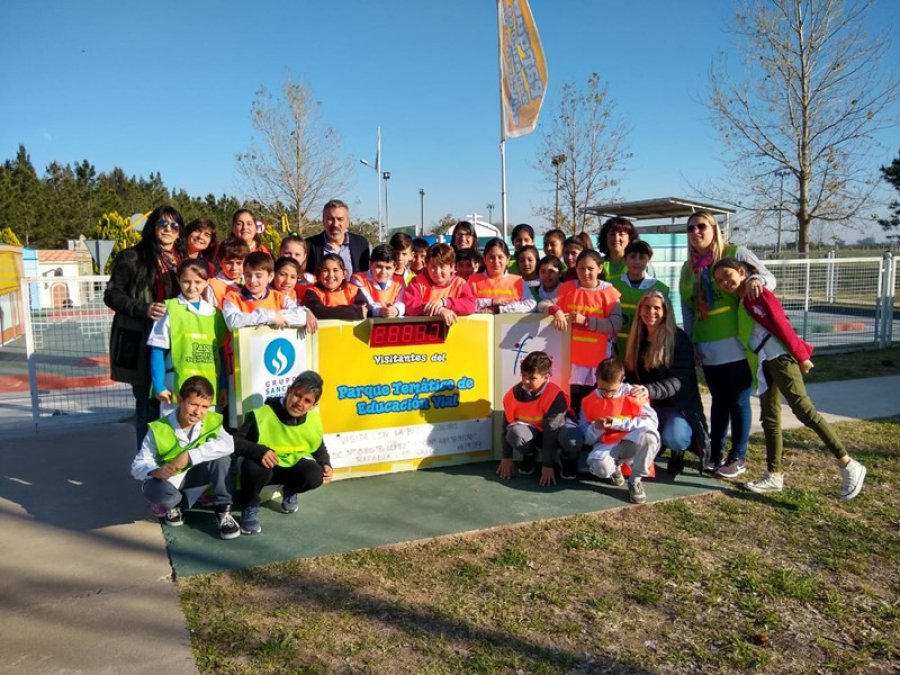 FOTO CP// EN EL PARQUE TEMATICO./ El grupo que particip&oacute; de la actividad  en la vecina ciudadl