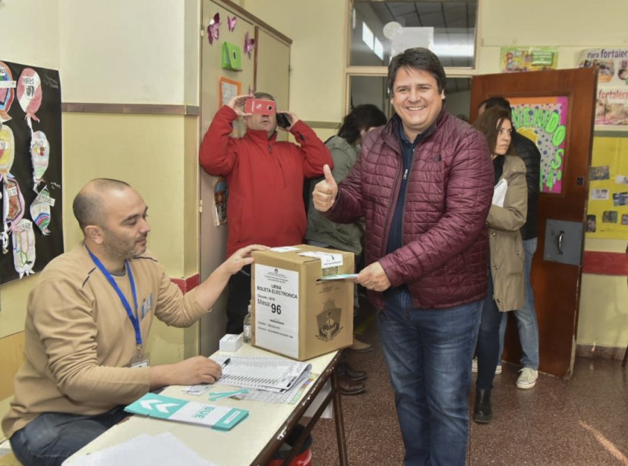 FOTO NA GAIDO. En el momento de votar.