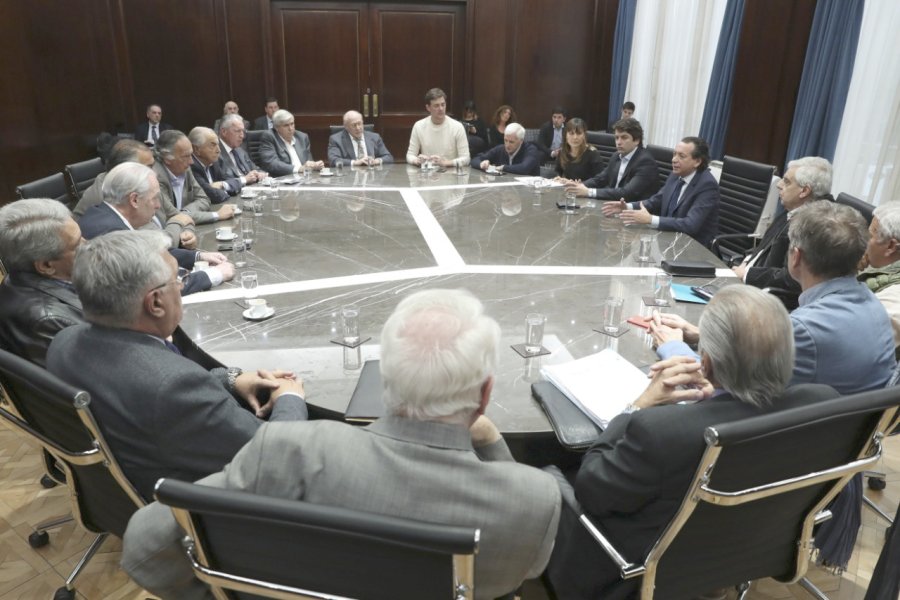 FOTO NA ENCUENTRO EN TRABAJO. Funcionarios, sindicalistas y empresarios durante la reuni&oacute;n.