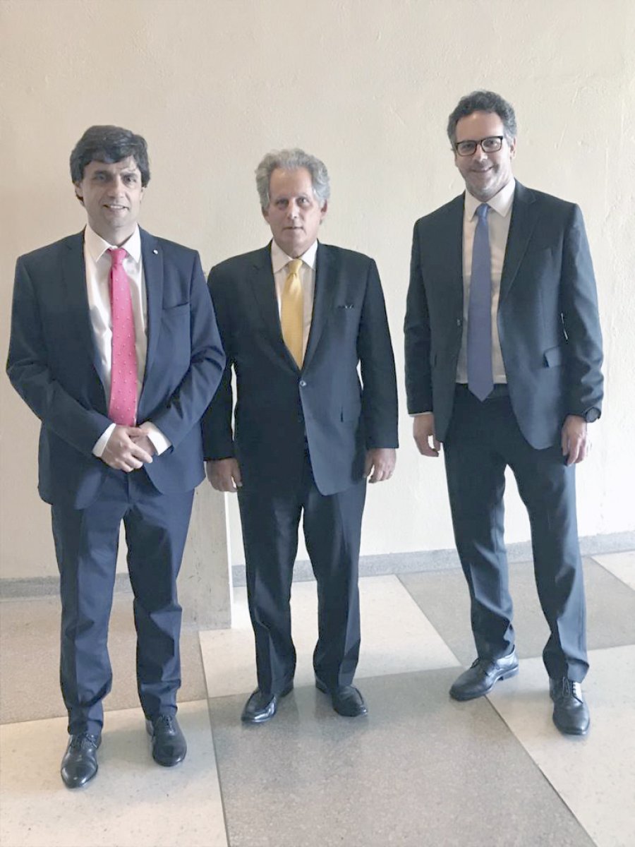 FOTO NA BIEN, PERO MAL. Lacunza y Sandleris junto a Lipton.