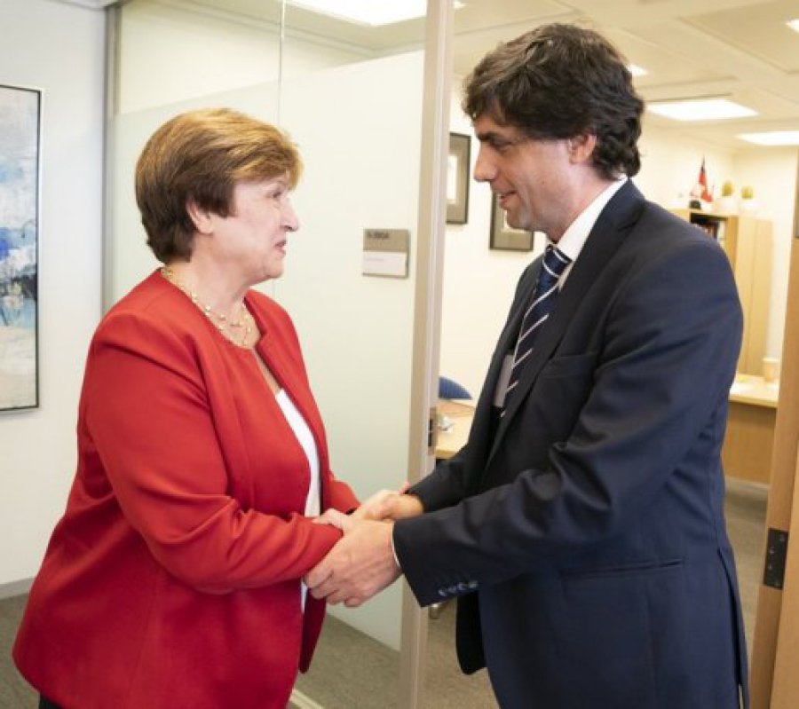 FOTO TWITTER BREVE ENCUENTRO. Kristalina Georgieva y Hern&aacute;n Lacunza en Washington.