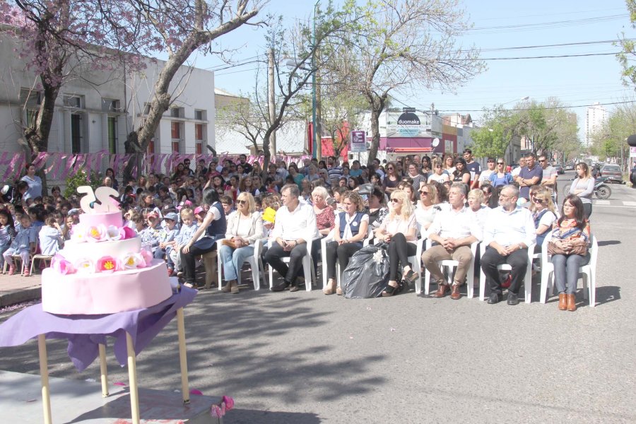 FOTO J. BARRERA// BODAS DE PLATA./ La celebración logró una masiva convocatoria. ACTIVIDADES./ Los pequeños y las madres  se adhirieron a los festejos.