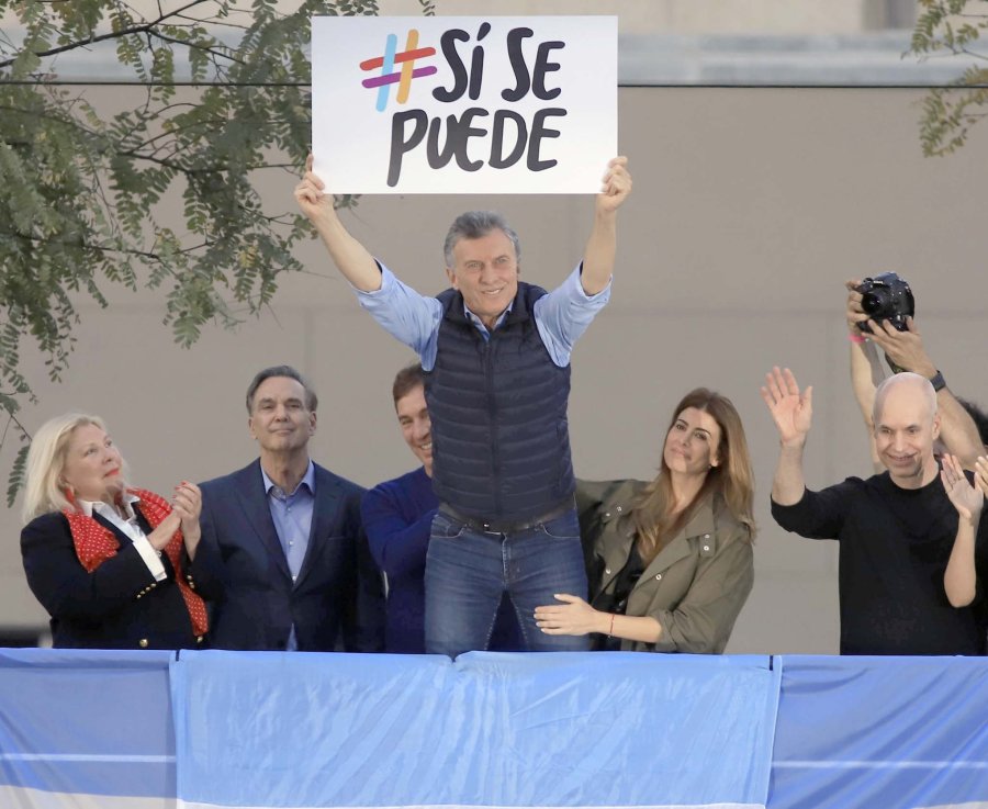FOTO NA MACRI. Levanta con un cartel con la leyenda "S&iacute; se puede".