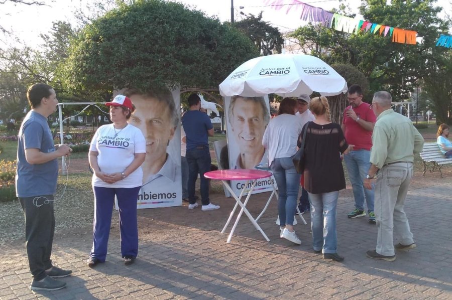 FOTO JUNTOS POR EL CAMBIO MOVILIZADOS. Dirigentes y militantes de Juntos por en Cambio en la plaza rafaelina.